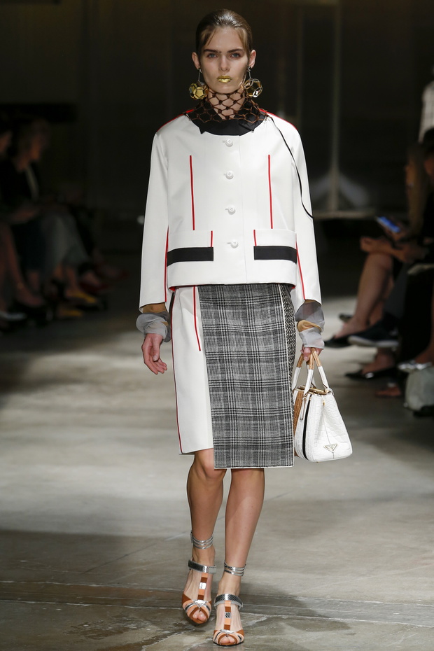 Pokaz kolekcji Prada SS 2016 na Fashion Week w Mediolanie, fot. indigital images_MON0049