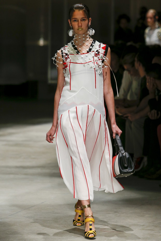Pokaz kolekcji Prada SS 2016 na Fashion Week w Mediolanie, fot. indigital images_MON0371