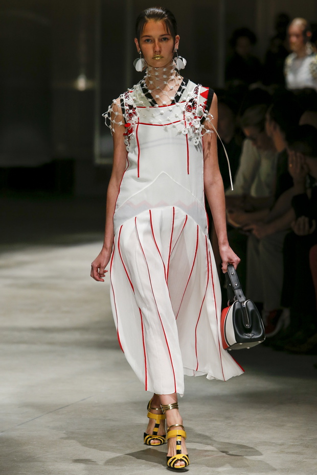 Pokaz kolekcji Prada SS 2016 na Fashion Week w Mediolanie, fot. indigital images_MON0371