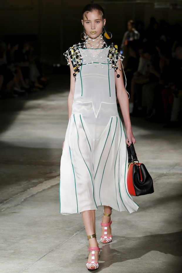 Pokaz kolekcji Prada SS 2016 na Fashion Week w Mediolanie, fot. indigital images_MON0388