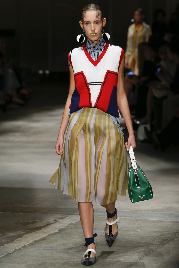 Pokaz kolekcji Prada SS 2016 na Fashion Week w Mediolanie, fot. indigital images_MON0426