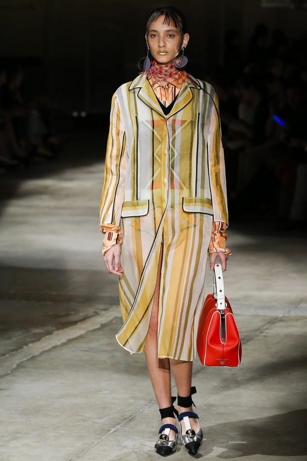 Pokaz kolekcji Prada SS 2016 na Fashion Week w Mediolanie, fot. indigital images_MON0441