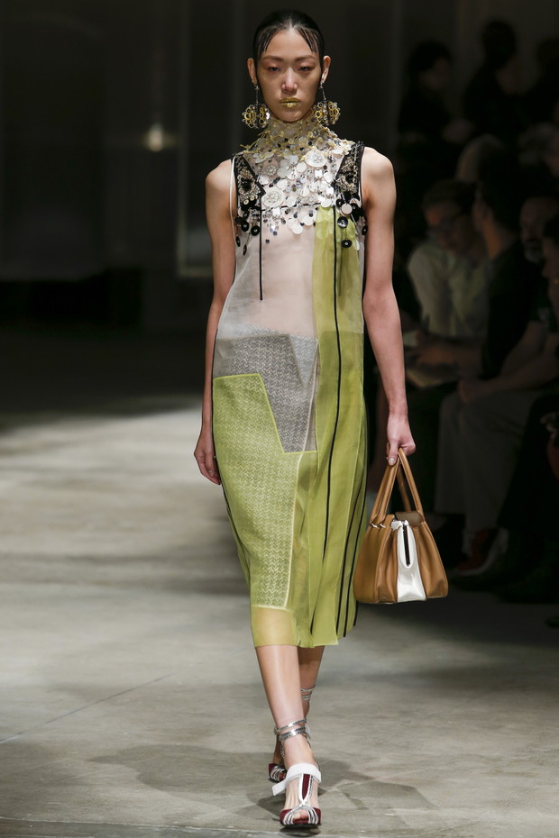 Pokaz kolekcji Prada SS 2016 na Fashion Week w Mediolanie, fot. indigital images_MON0450