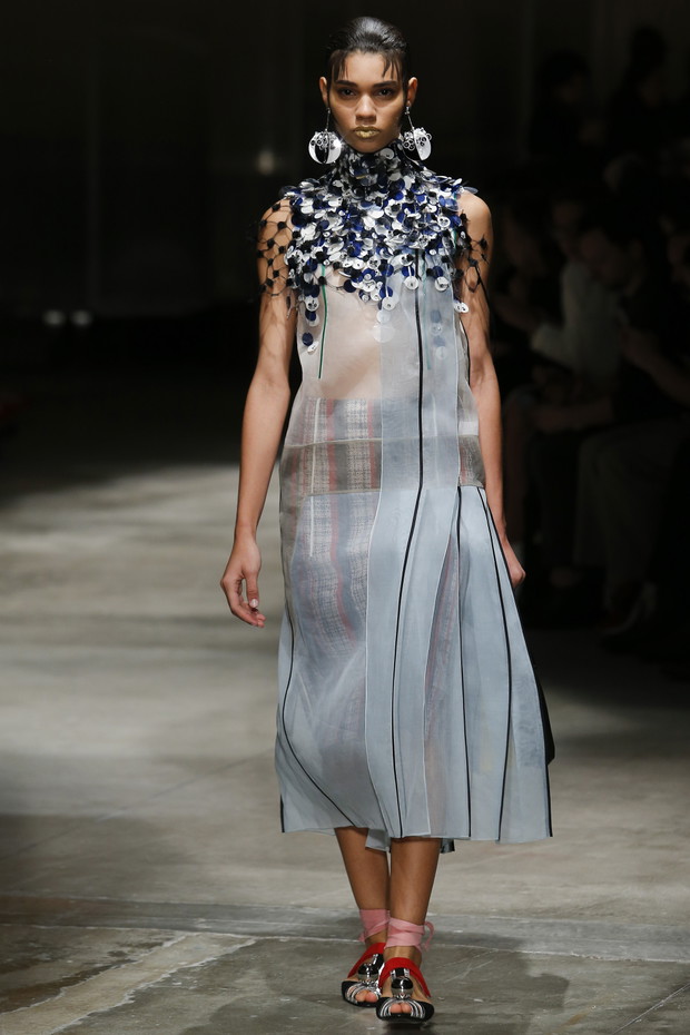Pokaz kolekcji Prada SS 2016 na Fashion Week w Mediolanie, fot. indigital images_MON0465