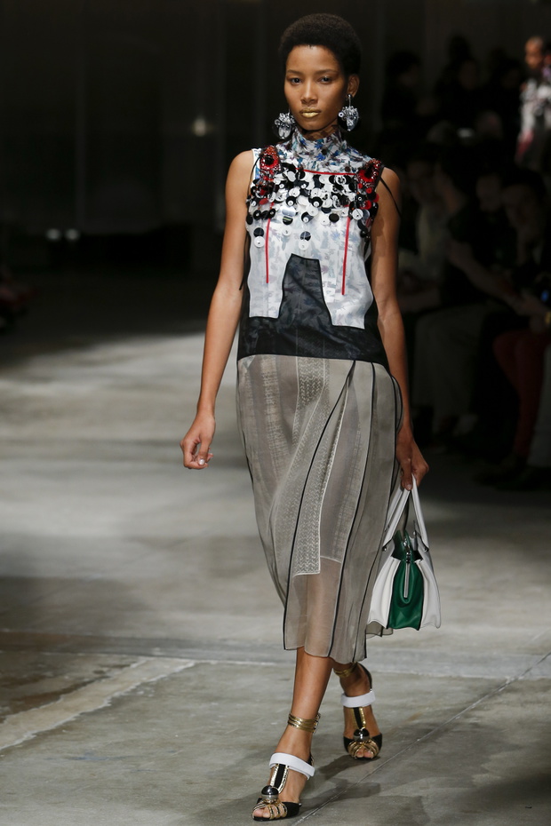 Pokaz kolekcji Prada SS 2016 na Fashion Week w Mediolanie, fot. indigital images_MON0485