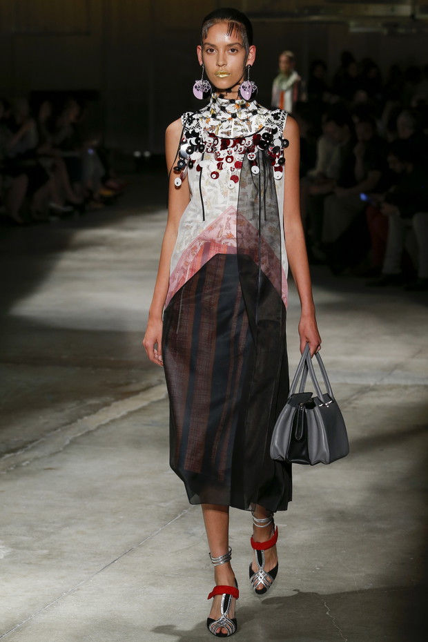 Pokaz kolekcji Prada SS 2016 na Fashion Week w Mediolanie, fot. indigital images_MON0503
