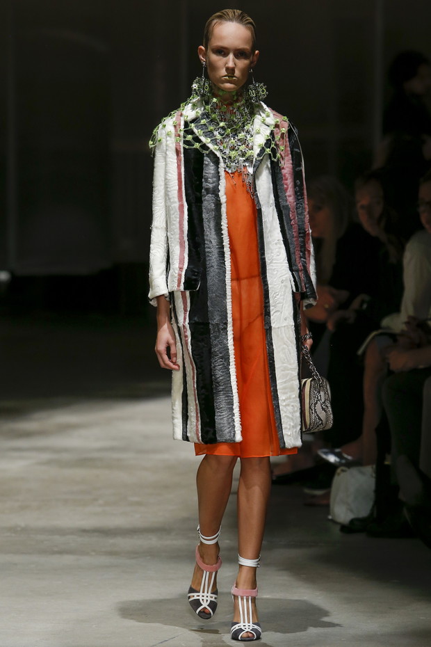 Pokaz kolekcji Prada SS 2016 na Fashion Week w Mediolanie, fot. indigital images_MON0514
