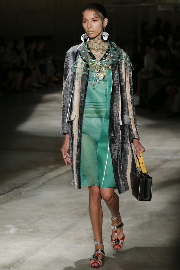 Pokaz kolekcji Prada SS 2016 na Fashion Week w Mediolanie, fot. indigital images_MON0528