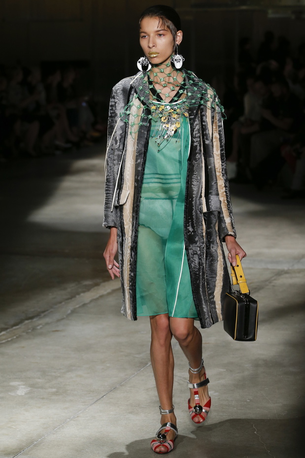 Pokaz kolekcji Prada SS 2016 na Fashion Week w Mediolanie, fot. indigital images_MON0528