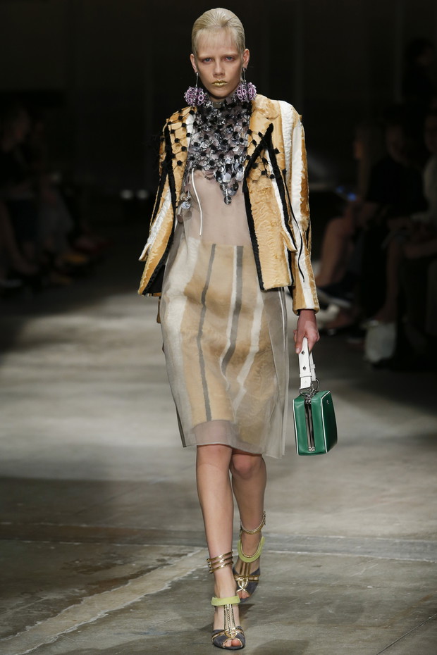 Pokaz kolekcji Prada SS 2016 na Fashion Week w Mediolanie, fot. indigital images_MON0536