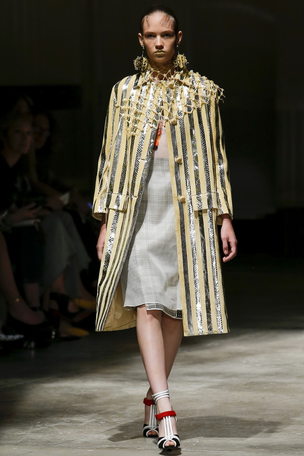 Pokaz kolekcji Prada SS 2016 na Fashion Week w Mediolanie, fot. indigital images_MON0572