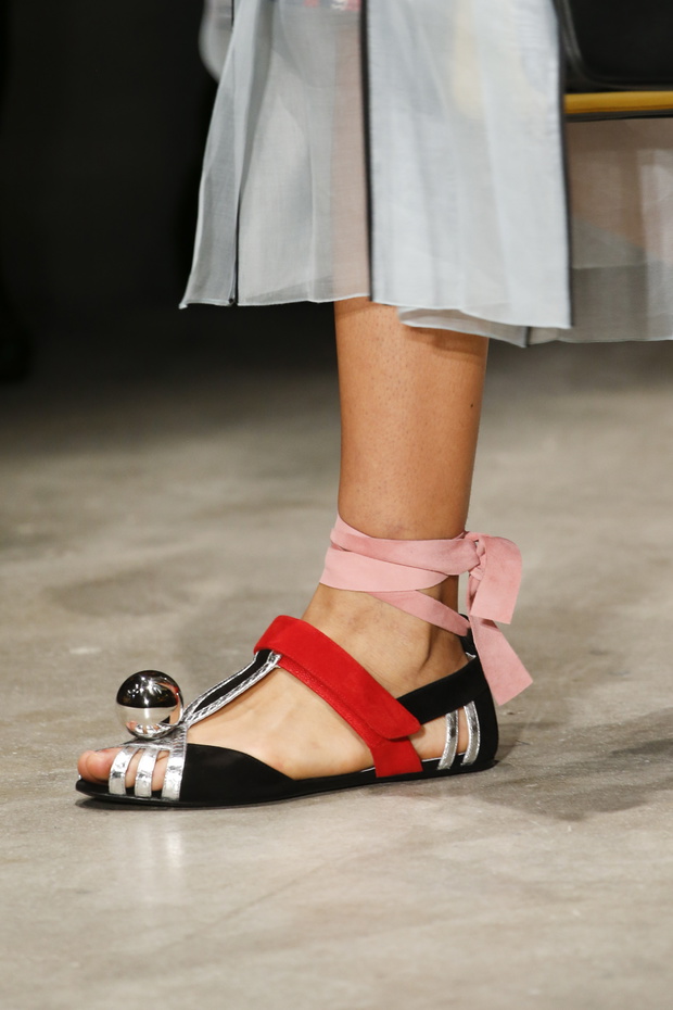 Detale na pokazie Prada SS 2016 na Milan Fashion Week, fot. indigital images_A2X1087
