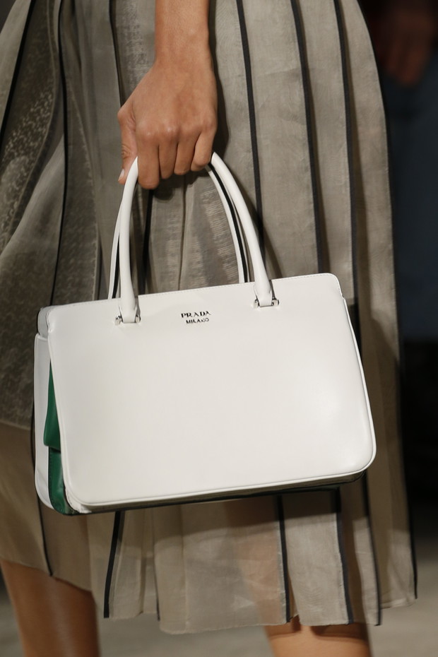 Detale na pokazie Prada SS 2016 na Milan Fashion Week, fot. indigital images_A2X1121