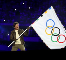 Tom Cruise naprawdę zjechał na linie podczas ceremonii zamknięcia Igrzysk Olimpijskich w Paryżu! Billie Eilish i Snoop Dog też się pojawili