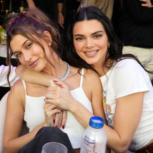 Wczoraj Claudia Schiffer, dziś Hailey Bieber i Kendall Jenner. Kontrowersyjny trend z lat 90. wraca do łask