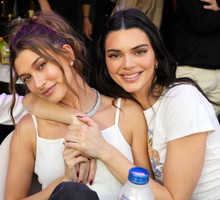 Wczoraj Claudia Schiffer, dziś Hailey Bieber i Kendall Jenner. Kontrowersyjny trend z lat 90. wraca do łask