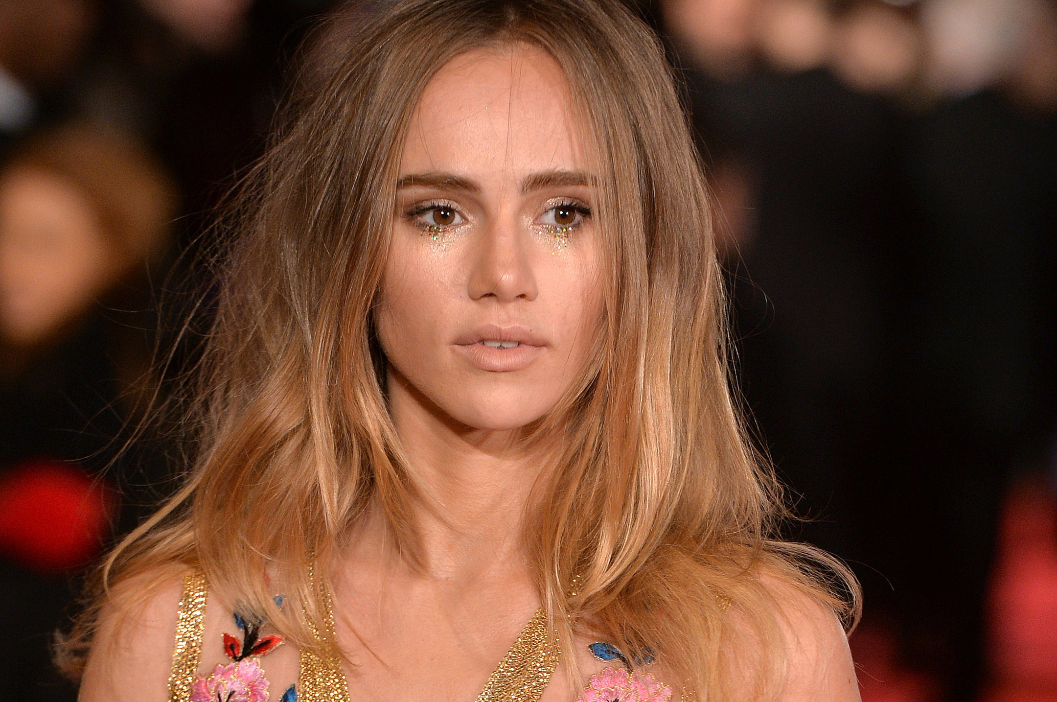 Suki Waterhouse miała dać lekcję dorosłości, a prawie podpaliła sukienkę Diora. Główny temat filmiku zszedł na dalszy plan