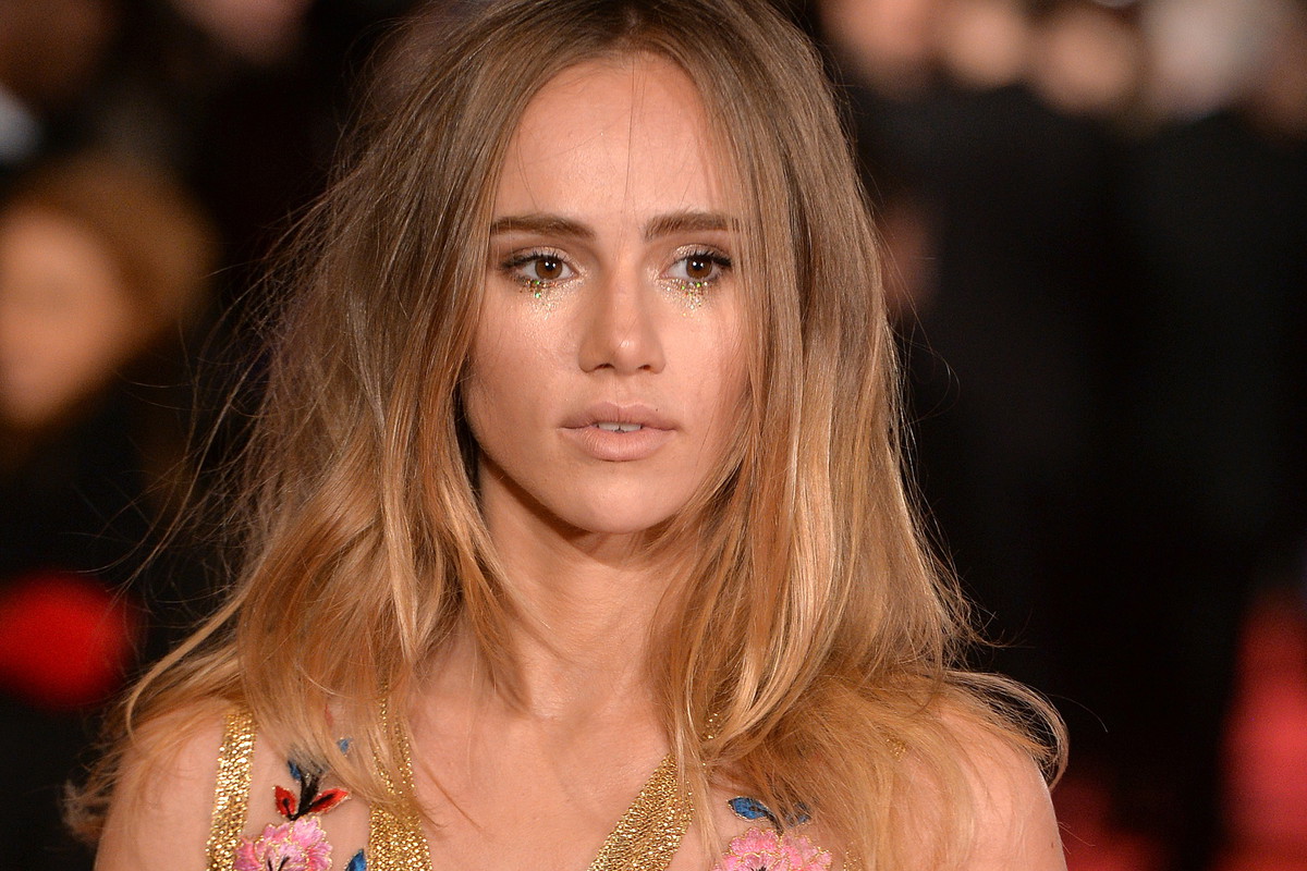 Suki Waterhouse miała dać lekcję dorosłości, a prawie podpaliła sukienkę Diora. Główny temat filmiku zszedł na dalszy plan