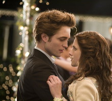 Bella Swan (Kristen Stewart) and Edward Cullen (Robert Pattinson) w scenie z filmu z roku 2008 film 'Twilight'.