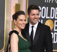 Hilary Swank urodziła bliźnięta. 48-letnia aktorka pokazała zdjęcie dzieci i zdradziła ich płeć