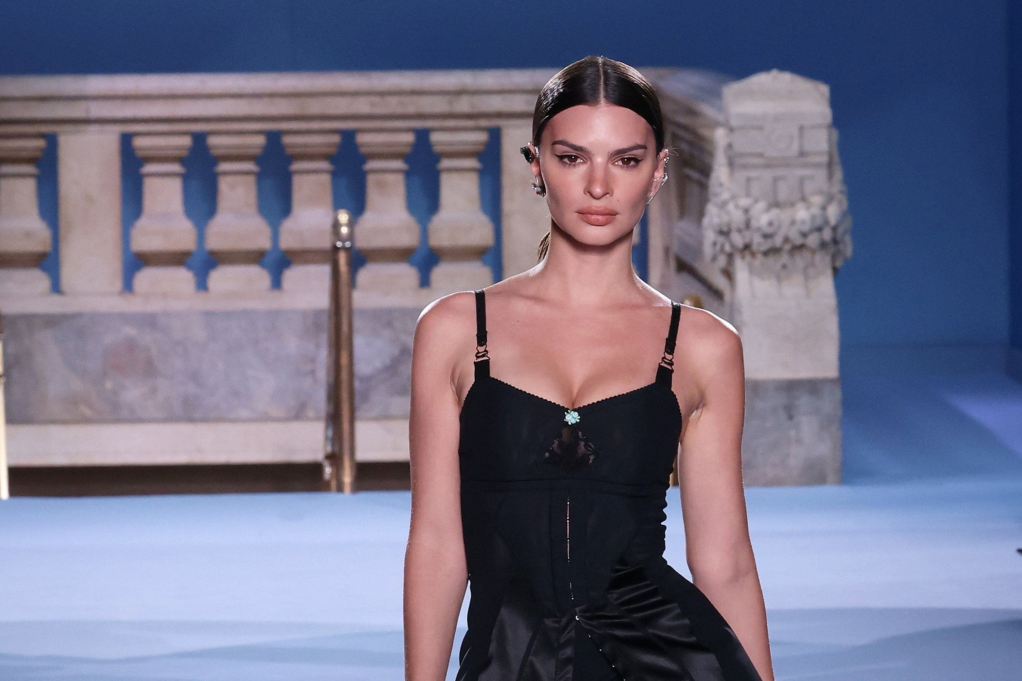 Emily Ratajkowski na pokazie Tory Burch