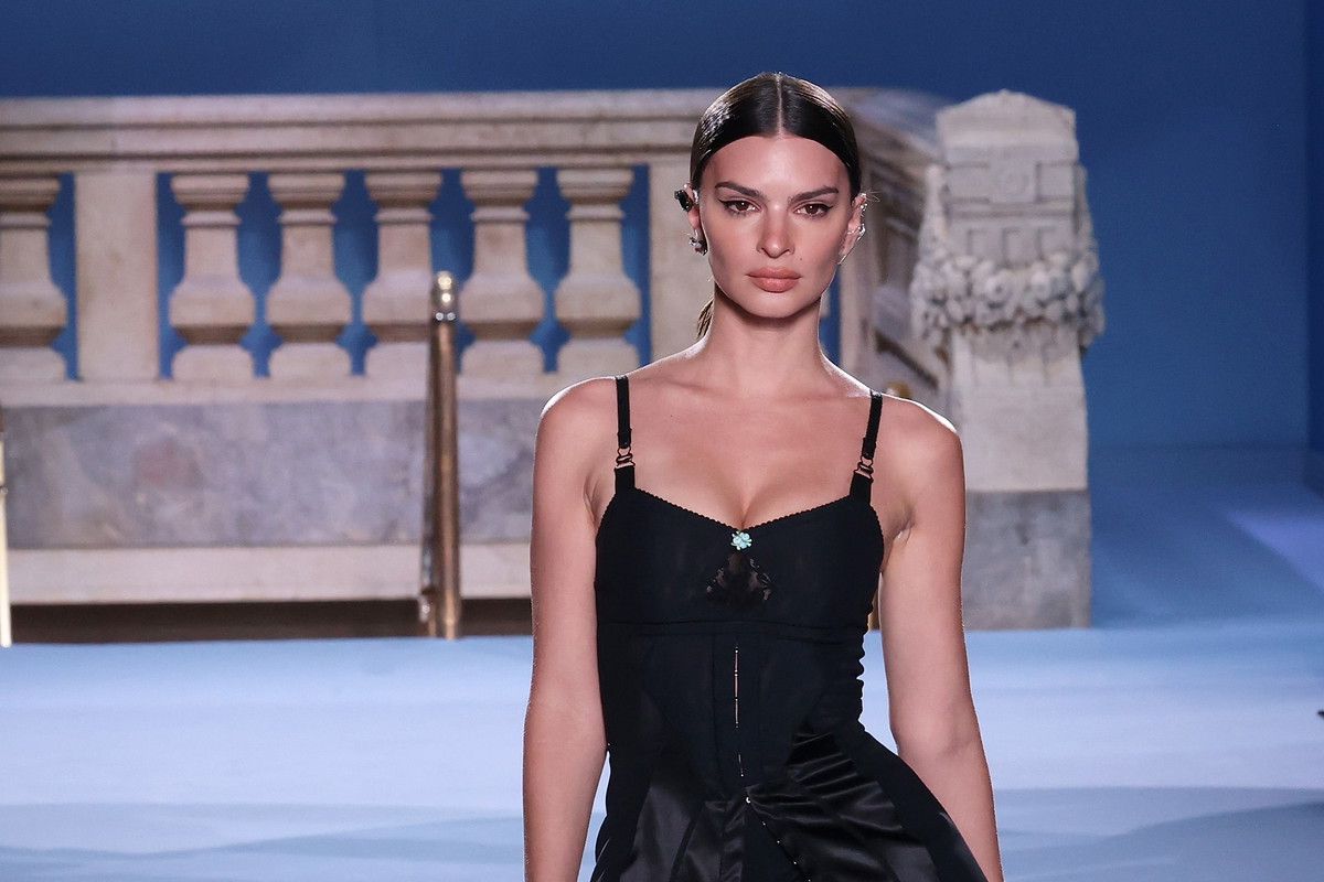 Emily Ratajkowski na pokazie Tory Burch