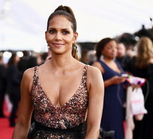 Halle Berry po 18 latach odtworzyła słynny (wakacyjny) look z Bonda. Wyglądała... – zresztą zobaczcie sami!