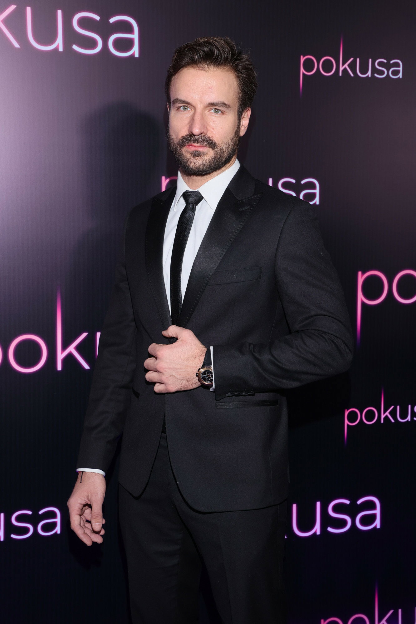 Piotr Stramowski po raz pierwszy na salonach z nową partnerką. Aktor zabrał ukochaną na premierę filmu „Pokusa”