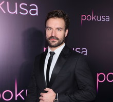 Piotr Stramowski po raz pierwszy na salonach z nową partnerką. Aktor zabrał ukochaną na premierę filmu „Pokusa”