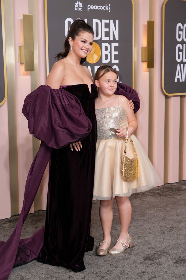 Złote Globy 2023: Selena Gomez i Gracie Teefey na czerwonym dywanie