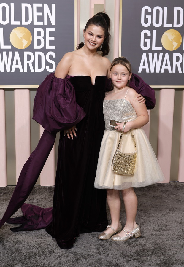 Złote Globy 2023: Selena Gomez i Gracie Teefey na czerwonym dywanie