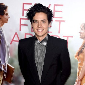 Najwyższe gwiazdy: Sprawdźcie, ile wzrostu ma Cole Sprouse, Blake Lively, Noah Centineo i nie tylko!