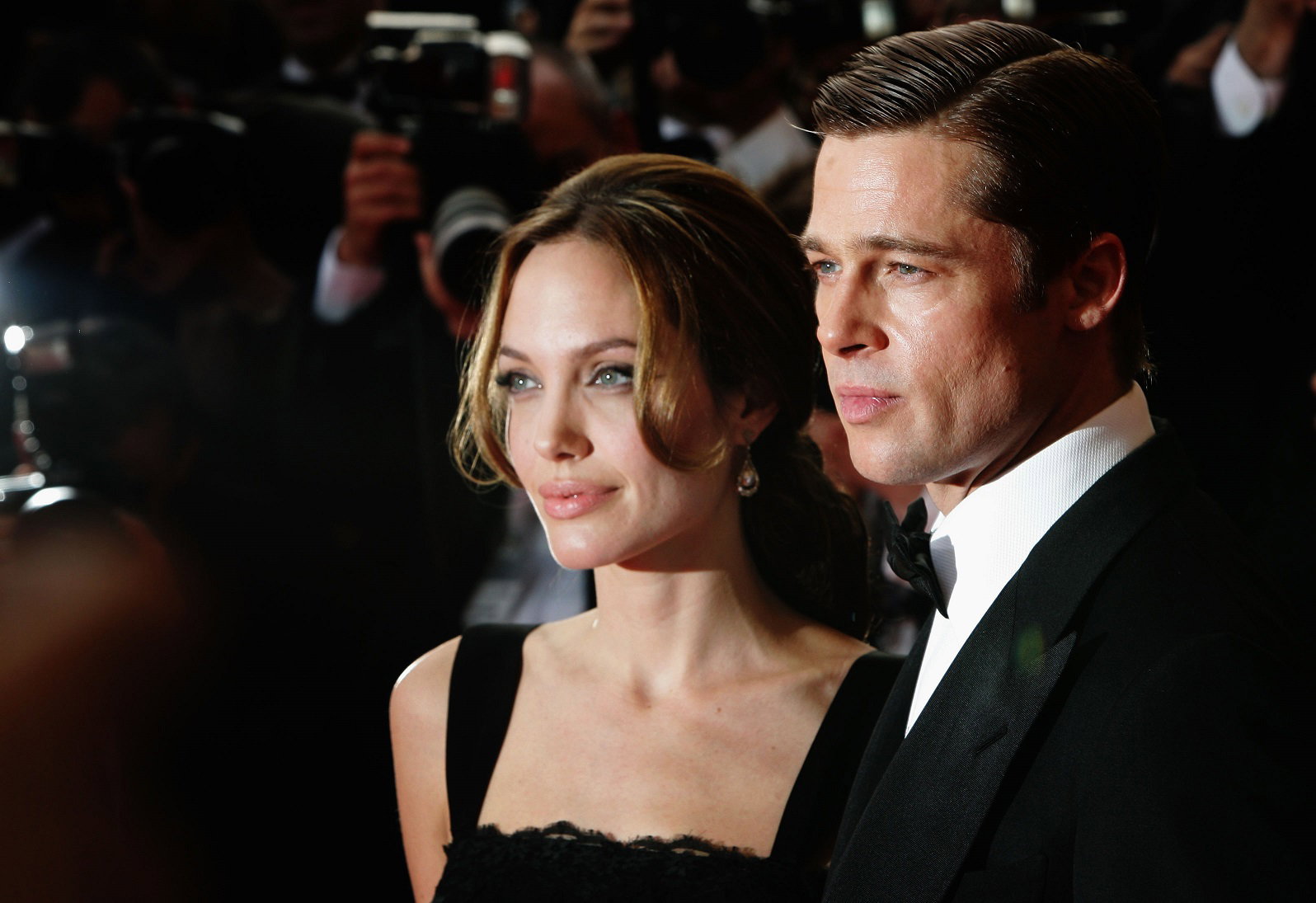 Pozew Angeliny Jolie przeciwko Bradowi Pittowi skupił się na zajściach ze słynnego lotu. Czy aktor znęcał się nad rodziną?