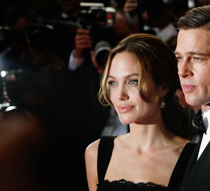 Pozew Angeliny Jolie przeciwko Bradowi Pittowi skupił się na zajściach ze słynnego lotu. Czy aktor znęcał się nad rodziną?