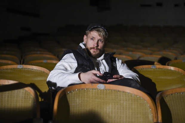 Sebastian Fabijański spotyka się z gwiazdą „365 dni”?! Paparazzi uchwycili namiętny pocałunek