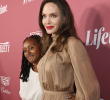 Angelina Jolie pojawiła się na czerwonym dywanie z córką. Jak Zahara Jolie Pitt zaprezentowała się przed kamerami?