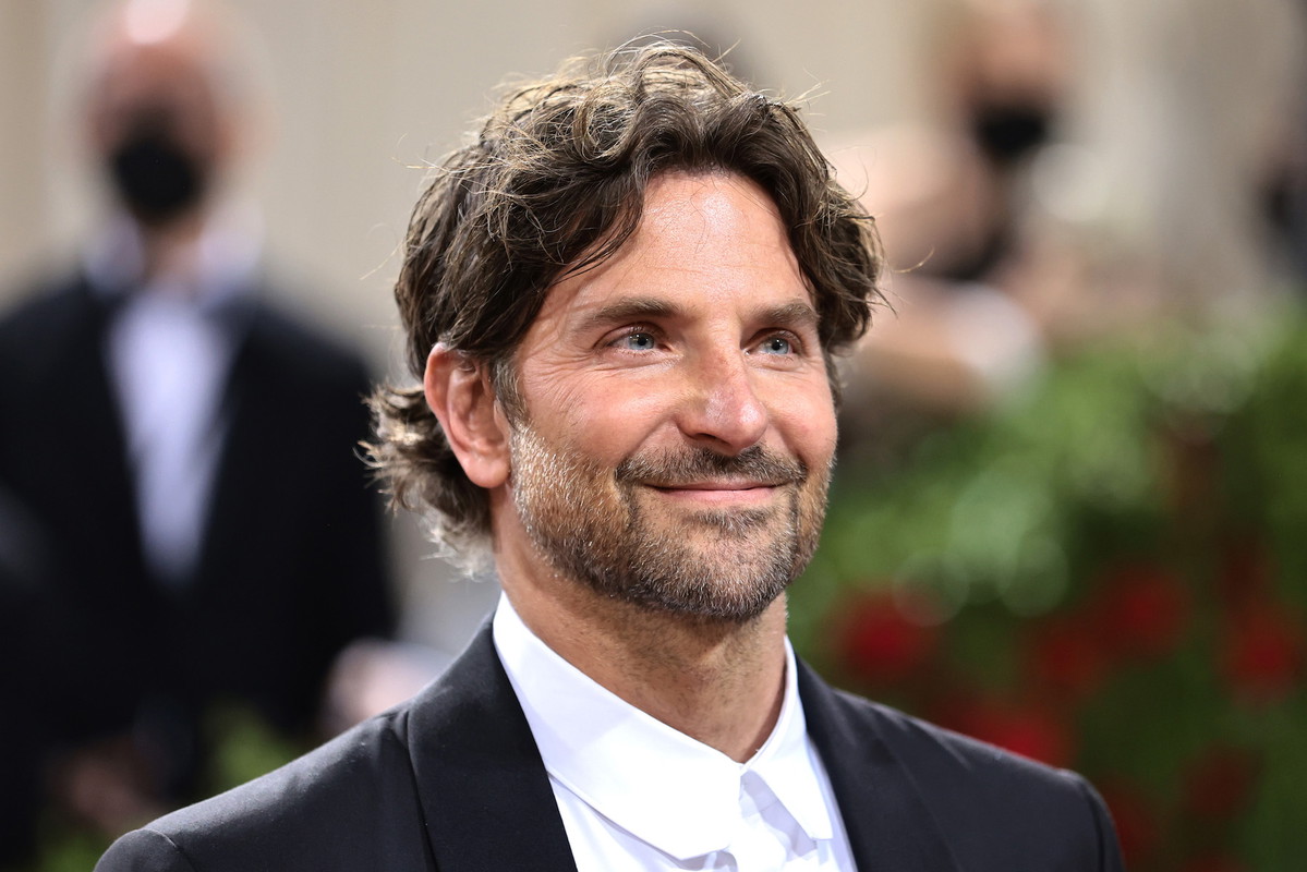 Bradley Cooper ma nową dziewczynę! Wyswatała go Anna Wintour. Kim jest Huma Abedin, nowa partnerka aktora?