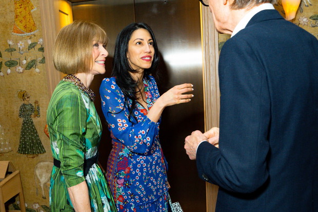 Huma Abedin i Anna Wintour na premierze „Emmy”. Tu papierzyca mody poznaje koleżankę z Billem Nighty (jeszcze nie Cooperem ;))