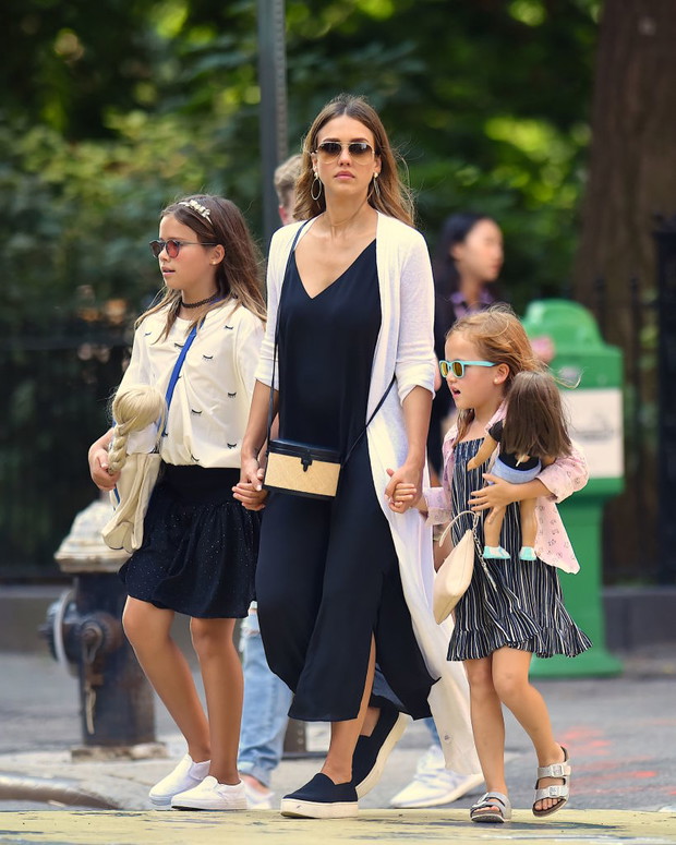 Jessica Alba z córkami, 2016 r.