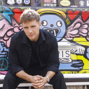 Maciej Musiał na wspólnej kolacji z gwiazdami Netflixa świętuje zakończenie prac nad nowym serialem. „To największa przygoda w moim życiu”