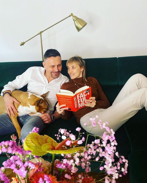Krzysztof Ibisz i jego żona Joanna Kudzbalska spodziewają się dziecka! Pokazali zdjęcie z ciążowym brzuszkiem