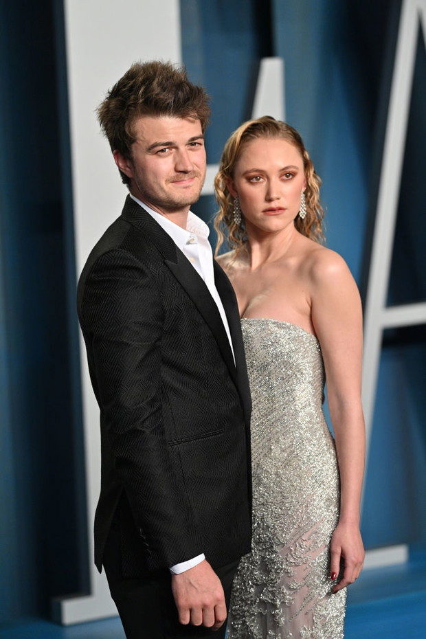 Joe Keery i Maika Monroe