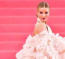 Rosie Huntington-Whiteley ujawniła imię dziecka. Ciekawostka? Jest coś, co łączy je z dzieckiem Kylie Jenner!