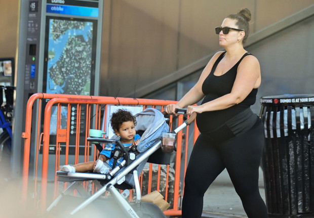 Ashley Graham ze starszym synkiem Isaaciem Menelikiem Giovannim Ervinem.