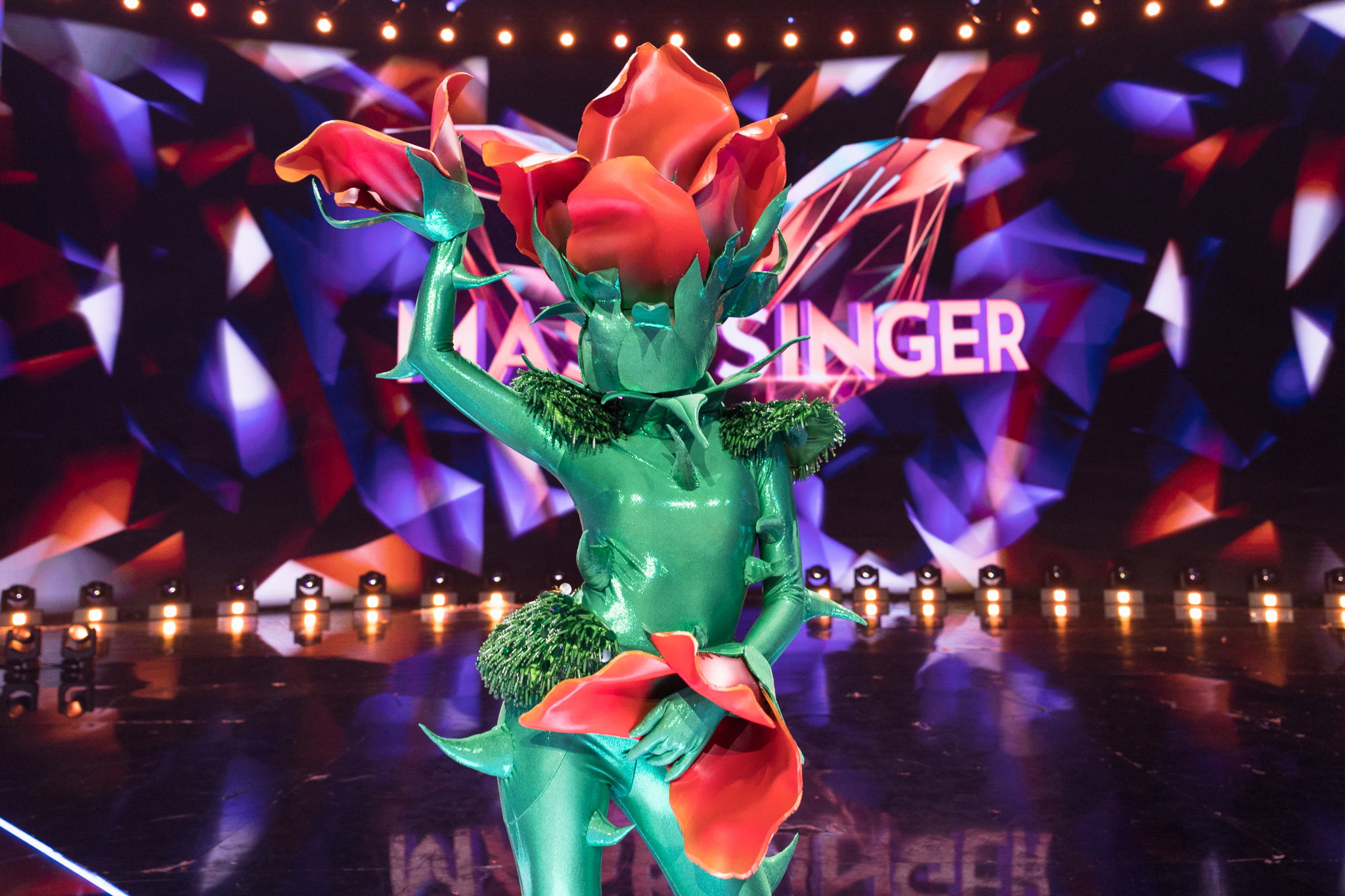 „Mask Singer” – kim jest Róża? Internautki i internauci już wiedzą, kto ukrywa się pod piękną maską. Ty też uważasz, że to oczywiste?