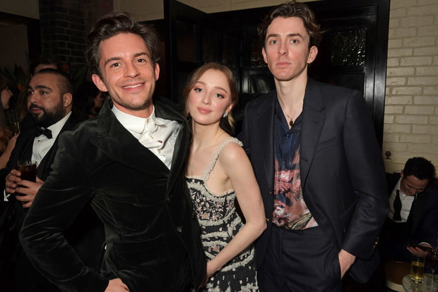 Jonathan Bailey, Phoebe Dynevor i Matthew Beard