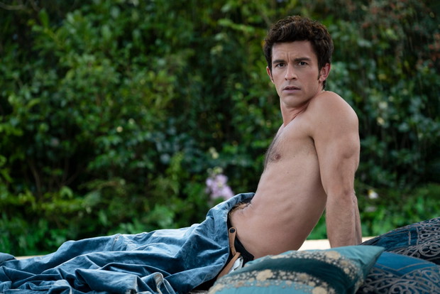 Jonathan Bailey w serialu „Bridgertonowie”: