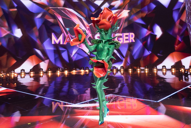 „Mask Singer” – kim jest Róża? Internautki i internauci już wiedzą, kto ukrywa się pod piękną maską. Ty też uważasz, że to oczywiste?