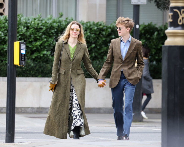 Thomas Brodie-Sangster i Talulah Riley