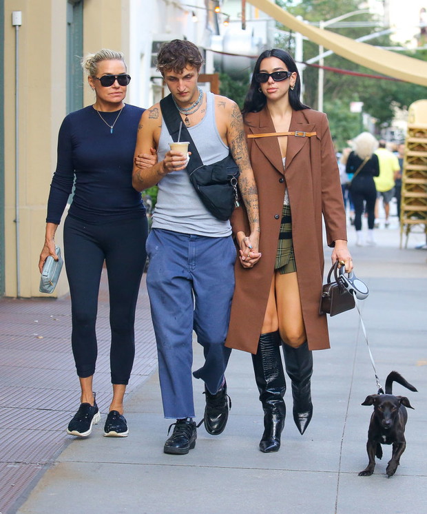 Dua Lipa i Anwar Hadid z mamą Anwara, Jolandą Hadid (i ich psiakiem)